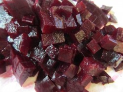 Салат с говядиной свеклой и огурцами - шаг 1