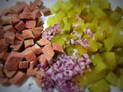 Салат с говядиной свеклой и огурцами - шаг 2