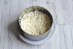 название картинки Салат с грецкими орехами и курицей слоями