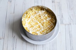 название картинки Салат с грецкими орехами и курицей слоями