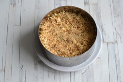 название картинки Салат с грецкими орехами и курицей слоями