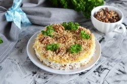 название картинки Салат с грецкими орехами и курицей слоями