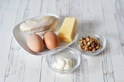 название картинки Салат с грецкими орехами и курицей слоями