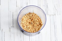 название картинки Салат с грецкими орехами и курицей слоями