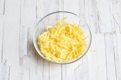 название картинки Салат с грецкими орехами и курицей слоями