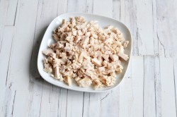 название картинки Салат с грецкими орехами и курицей слоями