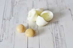 название картинки Салат с грецкими орехами и курицей слоями