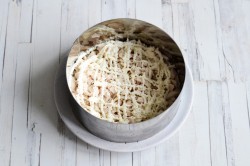 название картинки Салат с грецкими орехами и курицей слоями