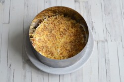 название картинки Салат с грецкими орехами и курицей слоями