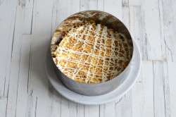 название картинки Салат с грецкими орехами и курицей слоями