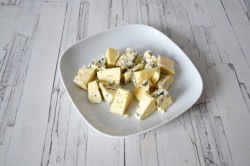 название картинки Салат с грушей и сыром дор блю