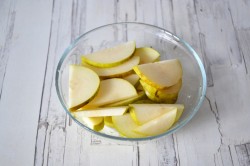 название картинки Салат с грушей и сыром дор блю