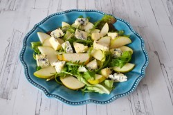 название картинки Салат с грушей и сыром дор блю