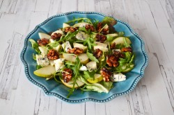 название картинки Салат с грушей и сыром дор блю