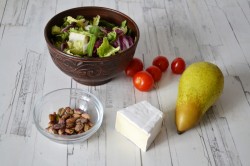 название картинки Салат с грушей, сыром бри и помидорами черри