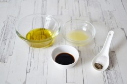 Салат с инжиром, моцареллой и рукколой