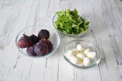 Салат с инжиром, моцареллой и рукколой