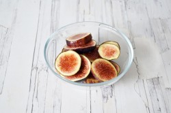 Салат с инжиром, моцареллой и рукколой