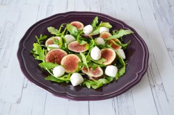 Салат с инжиром, моцареллой и рукколой