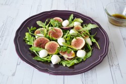 Салат с инжиром, моцареллой и рукколой