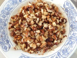 название картинки Салат с изюмом сыром и грецкими орехами