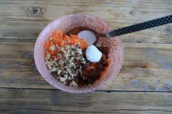 название картинки Салат с изюмом и сметаной