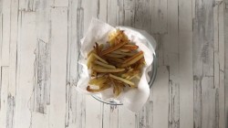 Салат с жареной картошкой