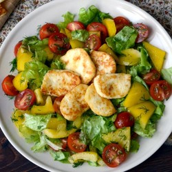 Салат с жареным адыгейским сыром и помидорами