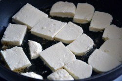 название картинки Салат с жареным адыгейским сыром и помидорами