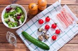 название картинки Салат с жареным беконом и помидорами