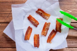 название картинки Салат с жареным беконом и помидорами