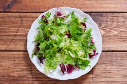 название картинки Салат с жареным беконом и помидорами