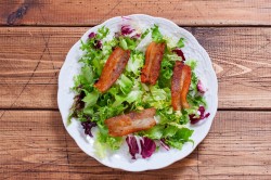 название картинки Салат с жареным беконом и помидорами