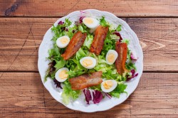 название картинки Салат с жареным беконом и помидорами