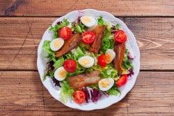 название картинки Салат с жареным беконом и помидорами