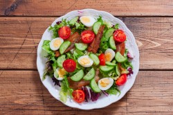 название картинки Салат с жареным беконом и помидорами