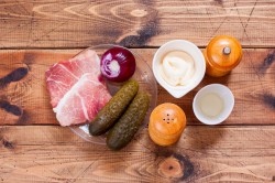 Салат с жареным мясом