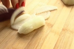 название картинки Салат с жареными грибами и курицей с луком на Новый год