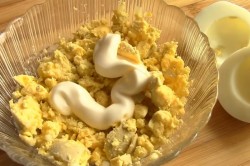название картинки Салат с жареными грибами и курицей с луком на Новый год