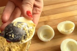 название картинки Салат с жареными грибами и курицей с луком на Новый год