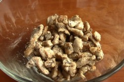 название картинки Салат с жареными грибами и курицей с луком на Новый год