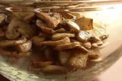 название картинки Салат с жареными грибами и курицей с луком на Новый год