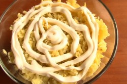 название картинки Салат с жареными грибами и курицей с луком на Новый год