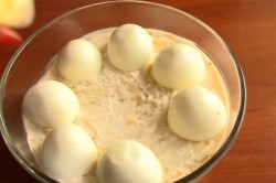 название картинки Салат с жареными грибами и курицей с луком на Новый год