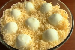 название картинки Салат с жареными грибами и курицей с луком на Новый год