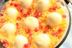 название картинки Салат с жареными грибами и курицей с луком на Новый год