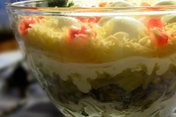 название картинки Салат с жареными грибами и курицей с луком на Новый год