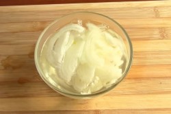 название картинки Салат с жареными грибами и курицей с луком на Новый год