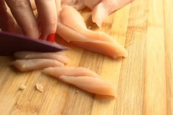 название картинки Салат с жареными грибами и курицей с луком на Новый год