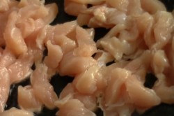 название картинки Салат с жареными грибами и курицей с луком на Новый год